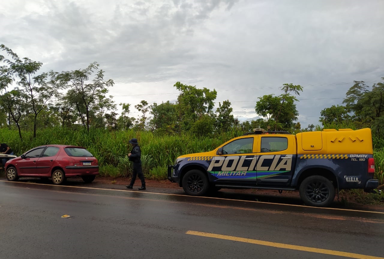 Carro estava abandonado na MS-134 - Foto: WhatsApp/Jornal da Nova